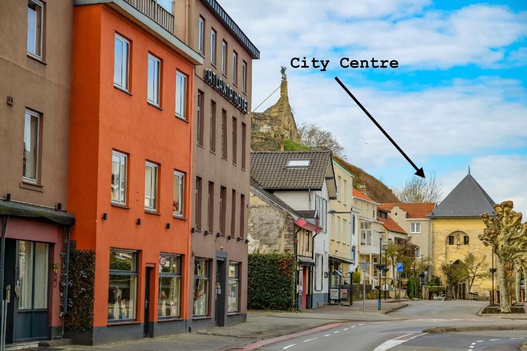 a city street with buildings and a city centre at Hotel Atlanta in Valkenburg