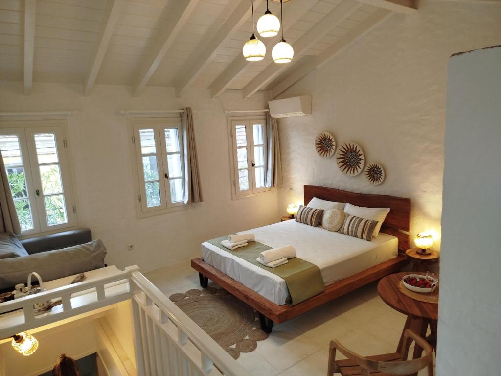 a bedroom with a bed and a couch at Casa del porto in Lákka