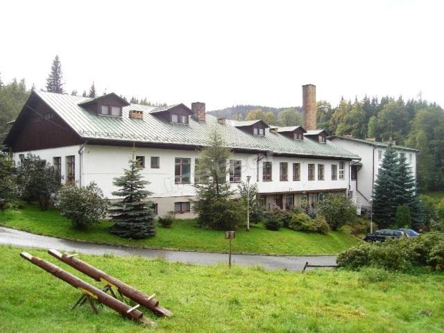 une grande maison blanche sur le côté d'une route dans l'établissement Dom wczasowy Lubuszanin, à Podgórzyn