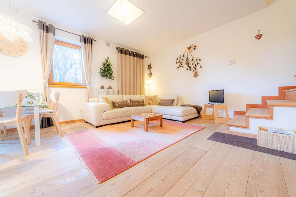 a living room with a couch and a table at Appartamento Lucia in Penia