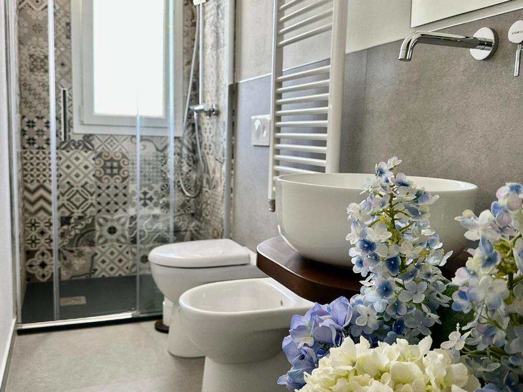 a bathroom with a toilet and a sink and a shower at Le Due Sorelle in Savio di Ravenna