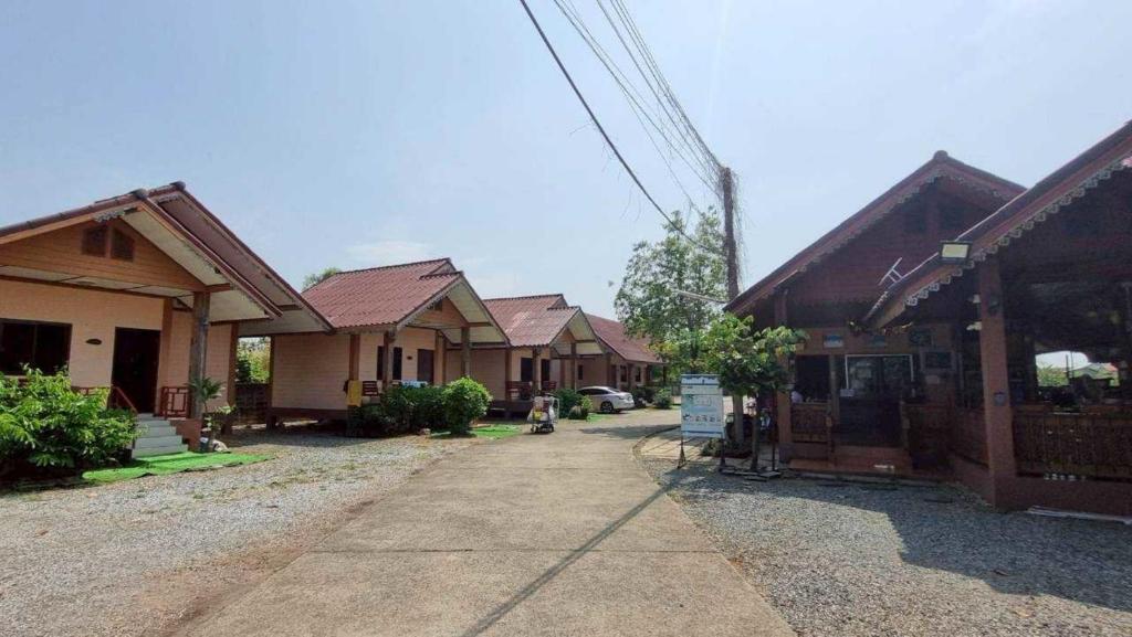 a row of houses with at Sinsawat Resort in Uttaradit