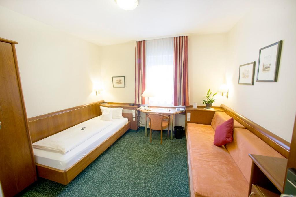 Postel nebo postele na pokoji v ubytování Hotel Weisses Lamm
