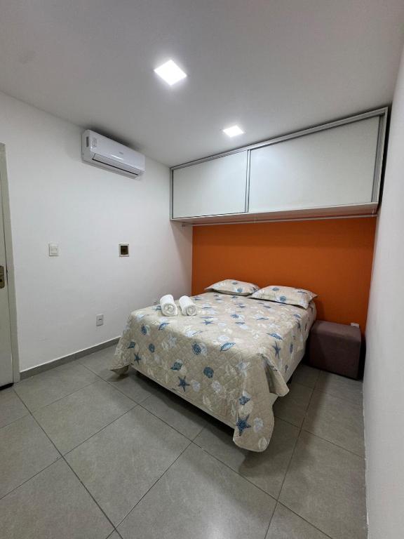 a bedroom with a bed in a room at Studio perfeito para trabalho, concurso ou compras in João Pessoa