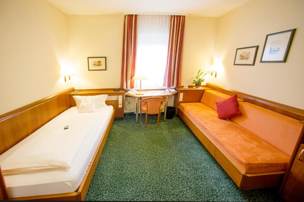Postel nebo postele na pokoji v ubytování Hotel Weisses Lamm