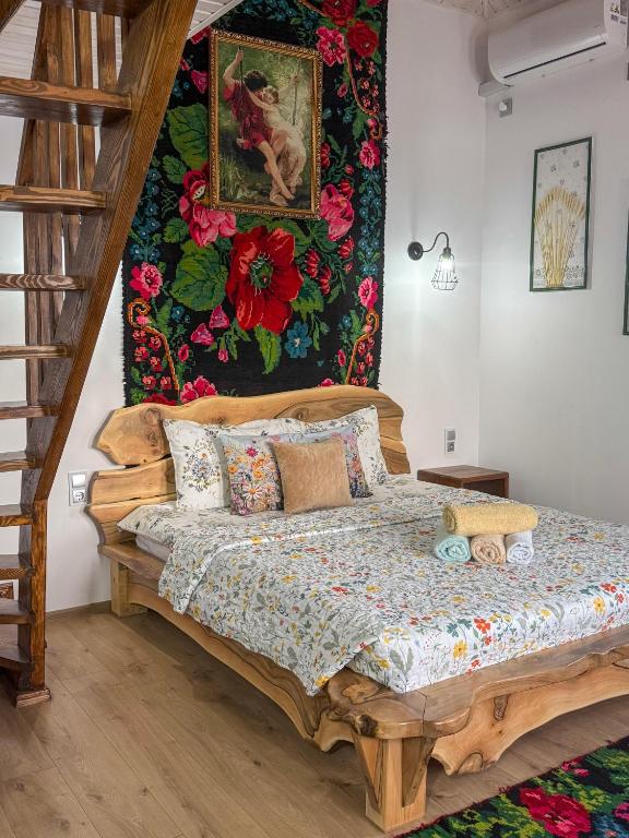 ein Schlafzimmer mit einem Bett und einer floralen Wand in der Unterkunft La Badea Mircea in Soroca