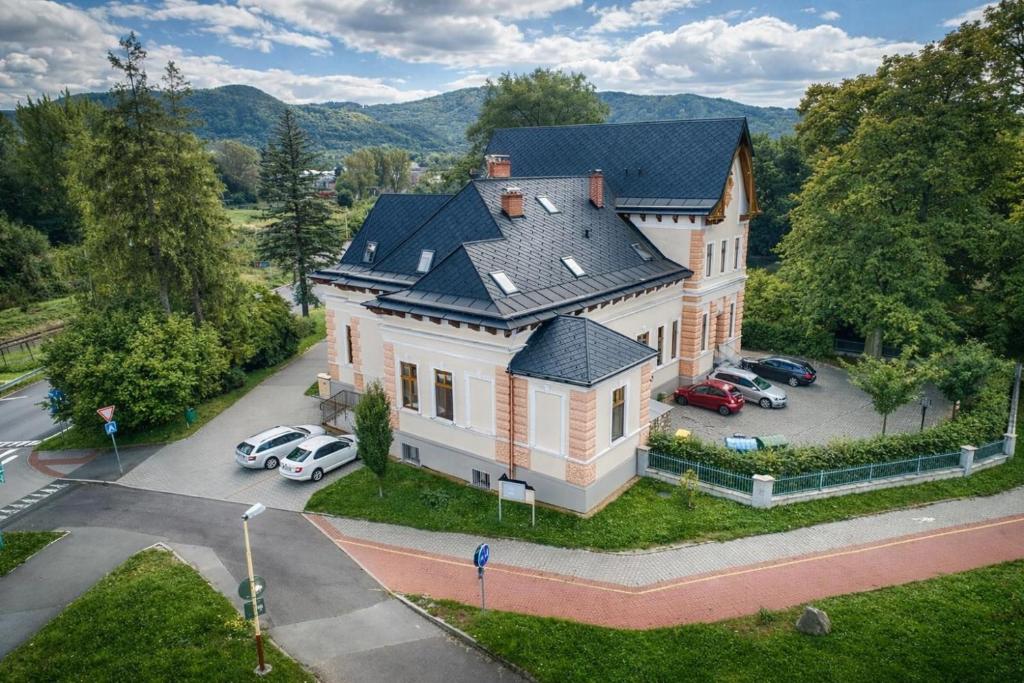 an aerial view of a large house with cars parked at Penzion Vila Machů in Kopřivnice