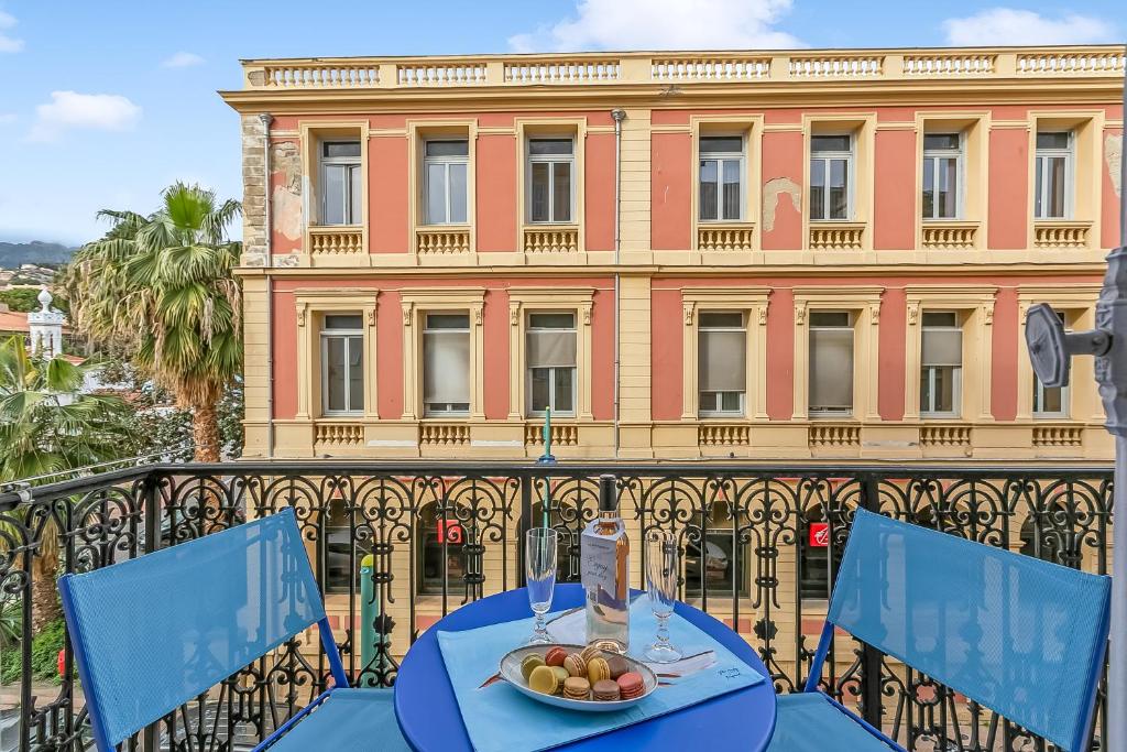 The Menton Townhouse with Balcony - Happy Rentals