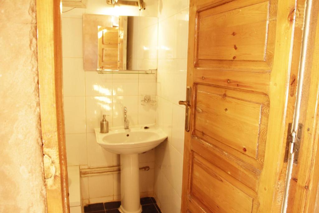 un bagno con lavandino, servizi igienici e porta di Eskaleh Eco-Lodge ad Abu Simbel