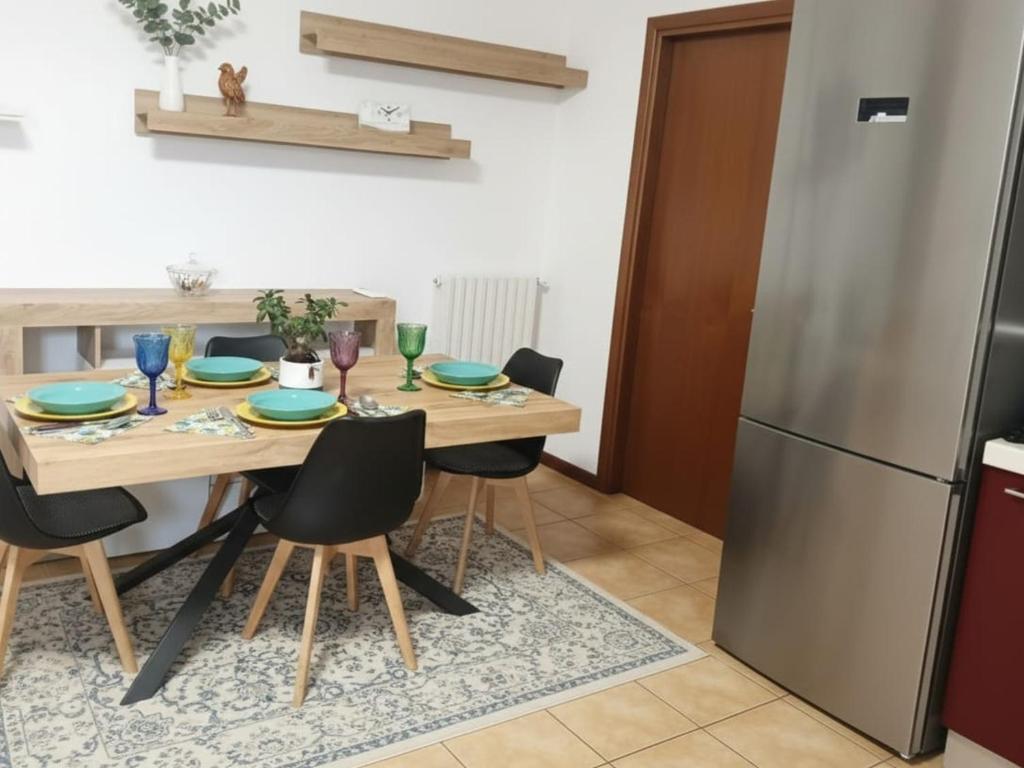 a kitchen with a wooden table and a refrigerator at Casa Maribel in Salionze