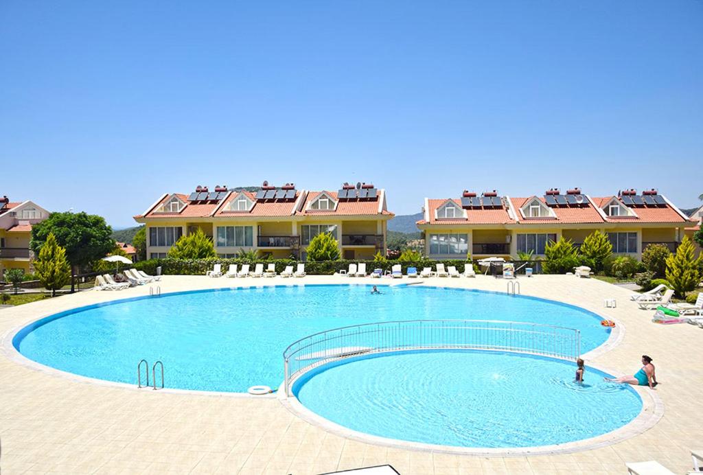 オルデニズにあるOrka Park Z5のリゾートの正面に大きなスイミングプールがあります。