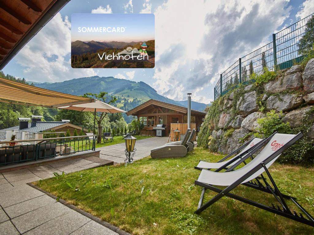 a bench sitting in the grass next to a building at Frei & Wild Chalet by we rent, VIEHHOFEN SUMMERCARD INCLUDED in Viehhofen