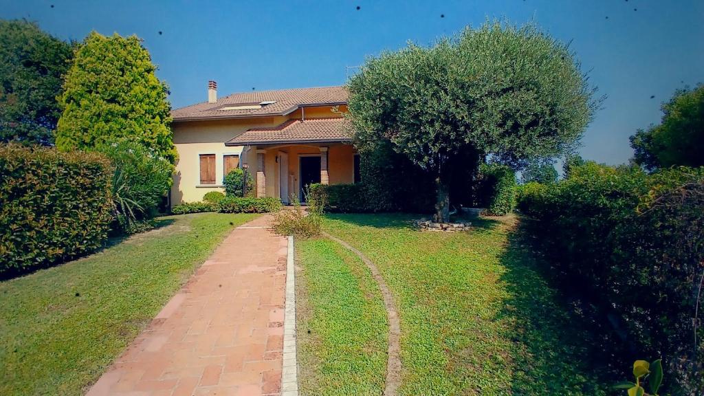 a house with a brick path in front of it at Casa Rustica - Camere in Torri di Quartesolo