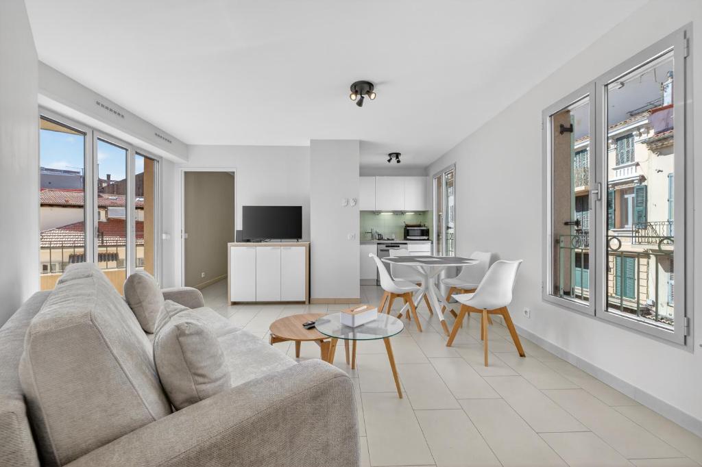 a living room with a couch and a table at 1 chambre - Ascenseur - Balcon - Proche du Palais in Cannes