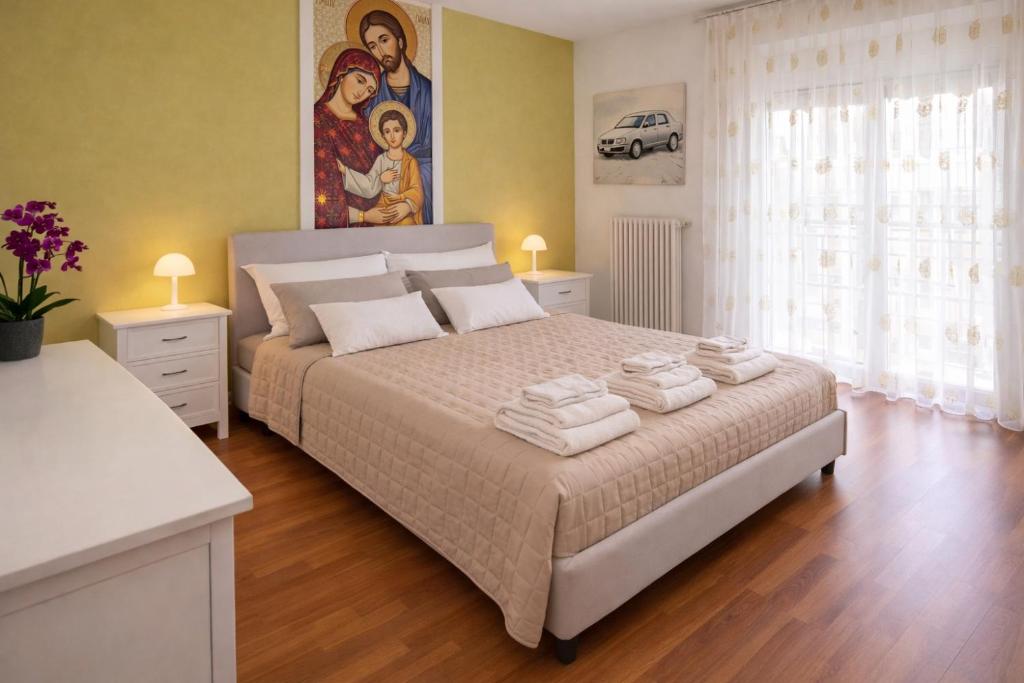 a bedroom with a large bed with towels on it at Suite Gravina + box auto privato in Gravina in Puglia