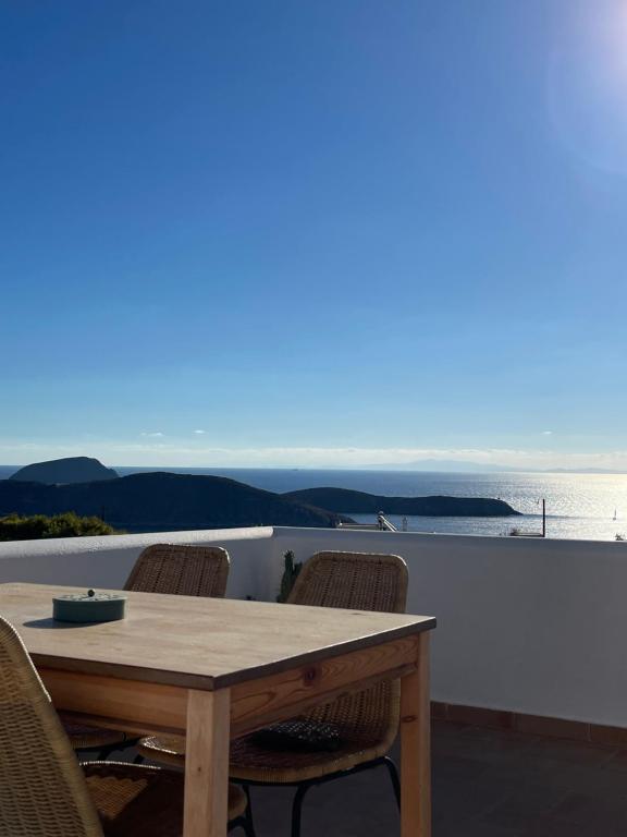 a table and chairs with a view of the ocean at Gaia Serifos Apartments in Rámos