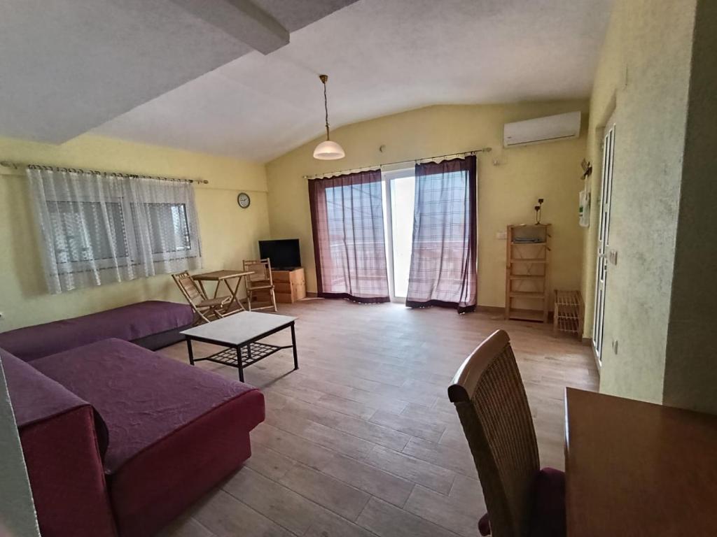 a living room with a couch and a table at Martin apartman in Kruče