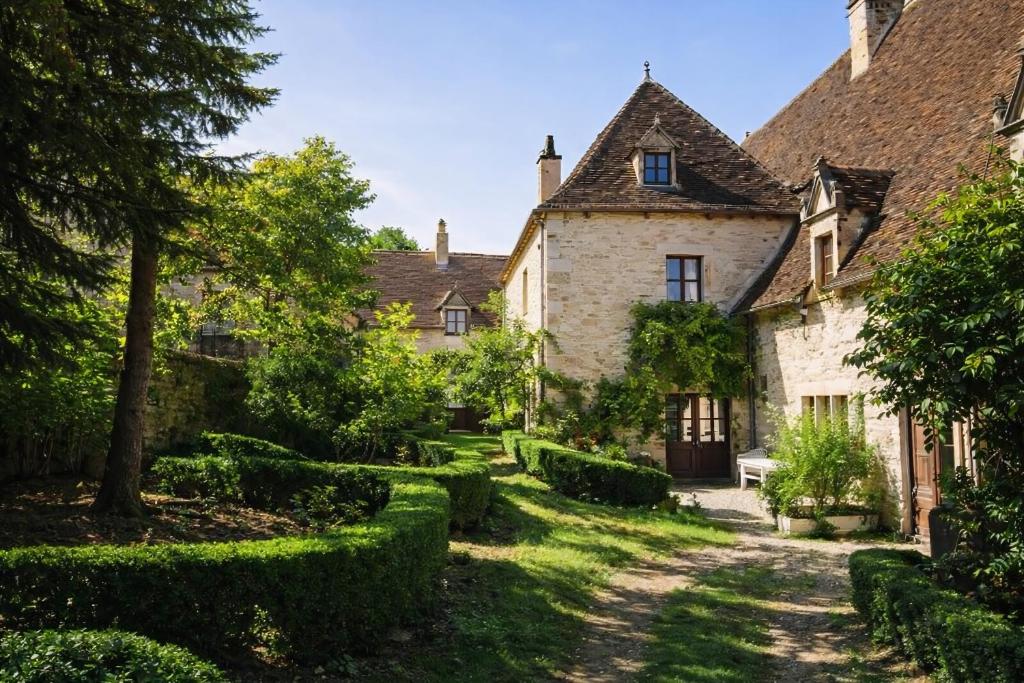 an estate in the french provence with a garden at La Familiale, Aile du Château de Busqueilles à Autoire, 3 chambres, 3 SDB, vue parc & calme in Autoire