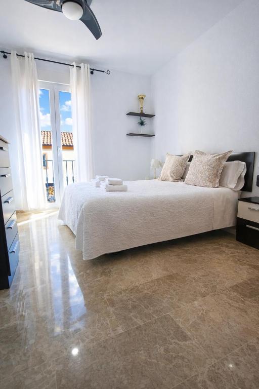 Apartamentos Maria Cristina con parking privado gratis