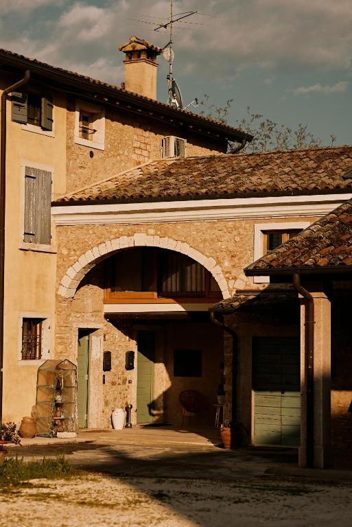 an entry to a brick building with an archway at Corte dei Mori - Historic Apartments Lazise in Lazise