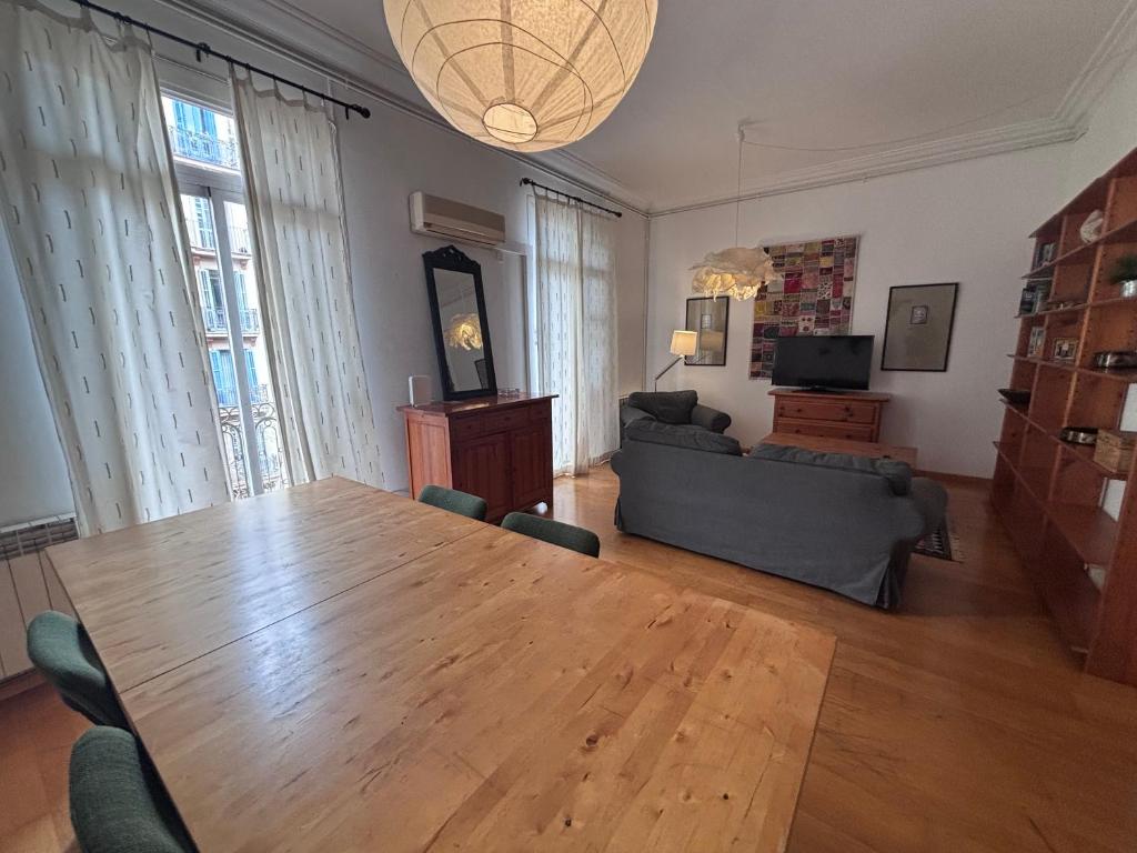 Spacious Eixample Stay Near Metro and Attractions