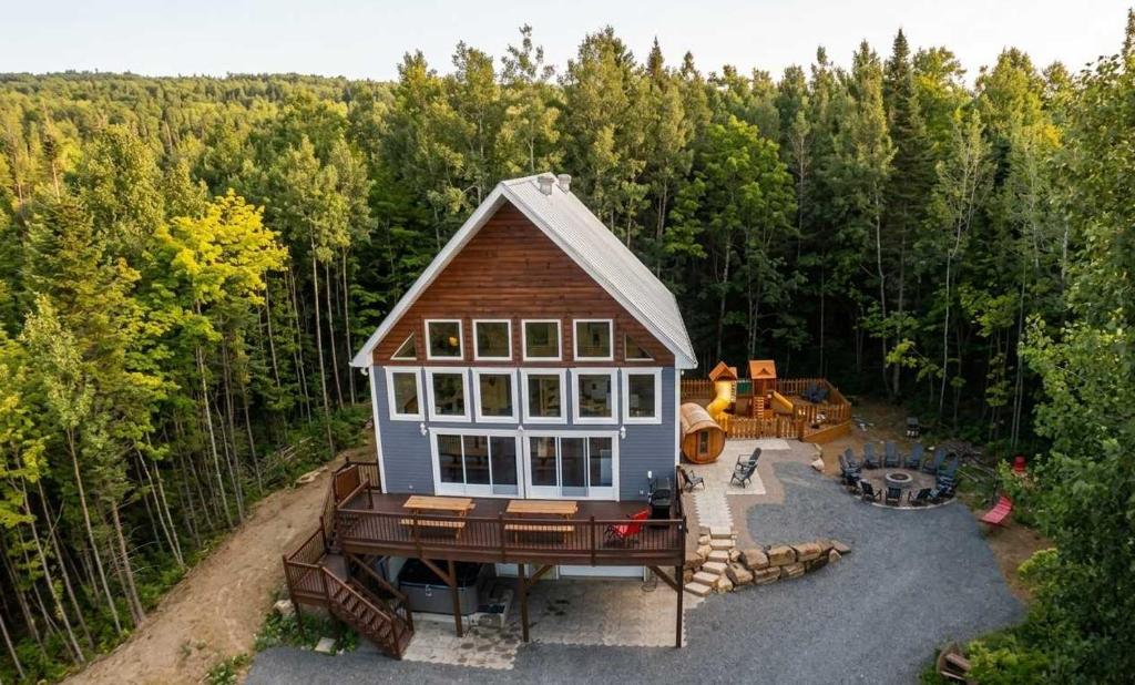 an overhead view of a tiny house in the woods at Spa and Mountain - Chalet du Verseau in Mandeville