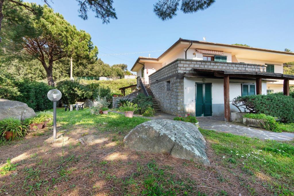 a house with a sign in front of a yard at Hause Sant'Ilario in Campo nell'Elba