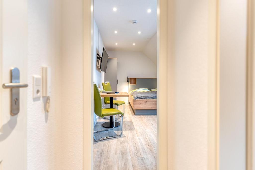 ein Flur mit einem Zimmer, in dem sich ein Bett und ein Schreibtisch befinden in der Unterkunft Schmidt-einander W 8 in Norderney