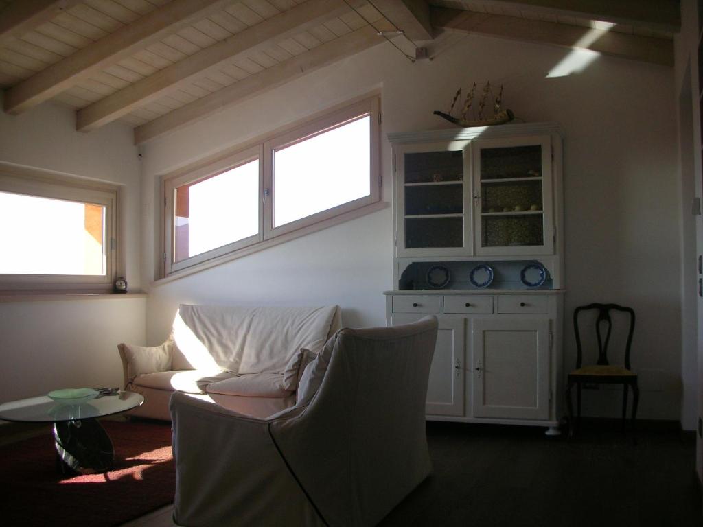 salon z kanapą i stołem w obiekcie Villa Susina Casa Vacanze w mieście Toscolano Maderno