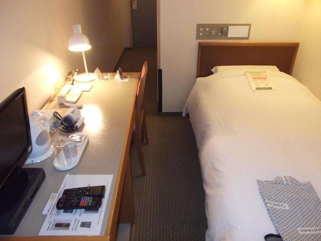 Postel nebo postele na pokoji v ubytování Ichikawa Grand Hotel
