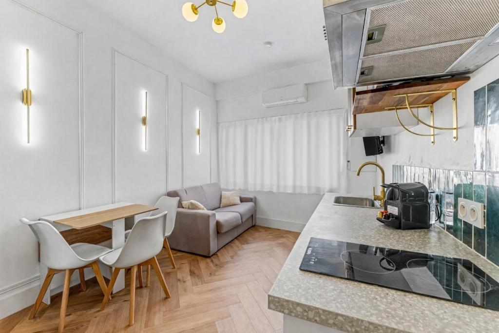 a kitchen and living room with a table and chairs at Sublime brand-new studio with air conditioning in Plaisance-du-Touch