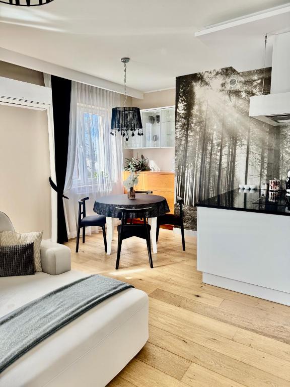 a living room with a table and a dining room at Apartament La Bella klimatyzacja, garaż podziemny, Fv in Suwałki