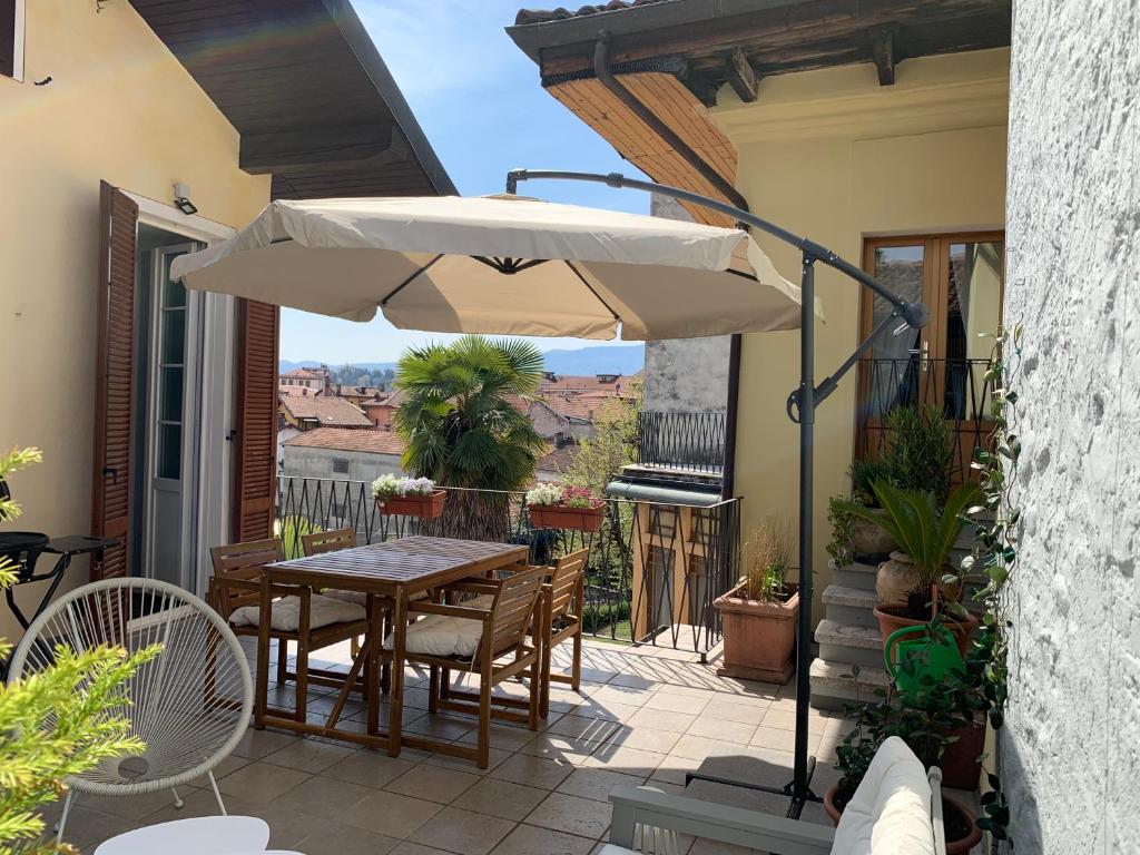 a patio with a table and an umbrella at La dolce vita in Intra