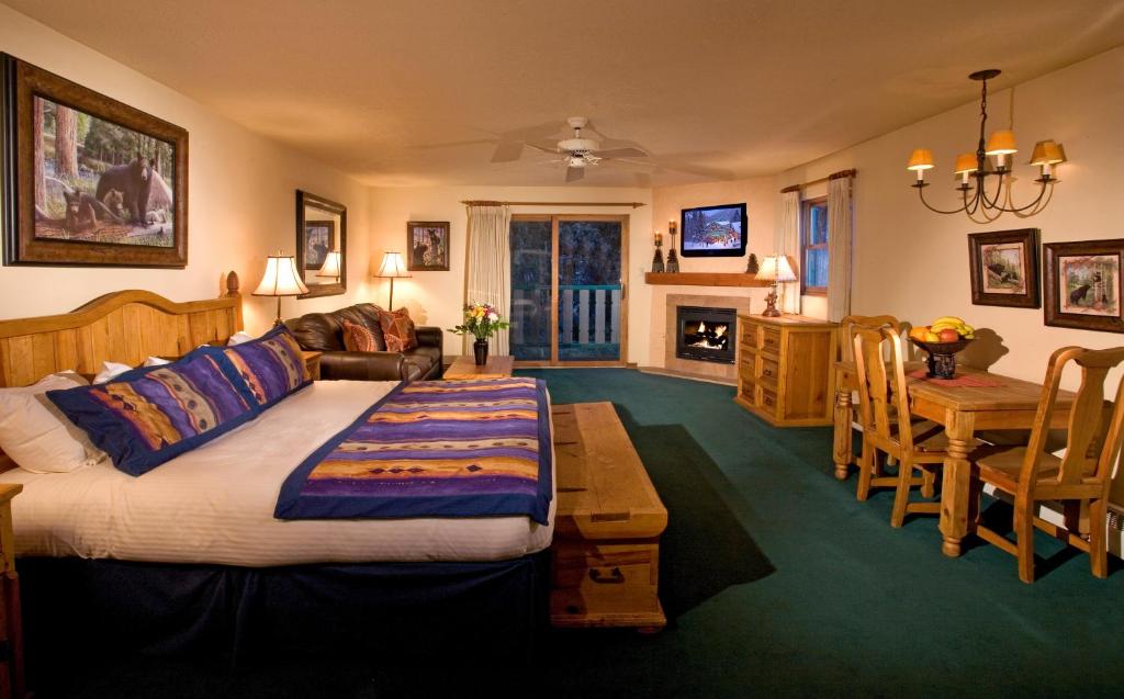 Foto de la galería de Alpine Village Suites en Taos Ski Valley