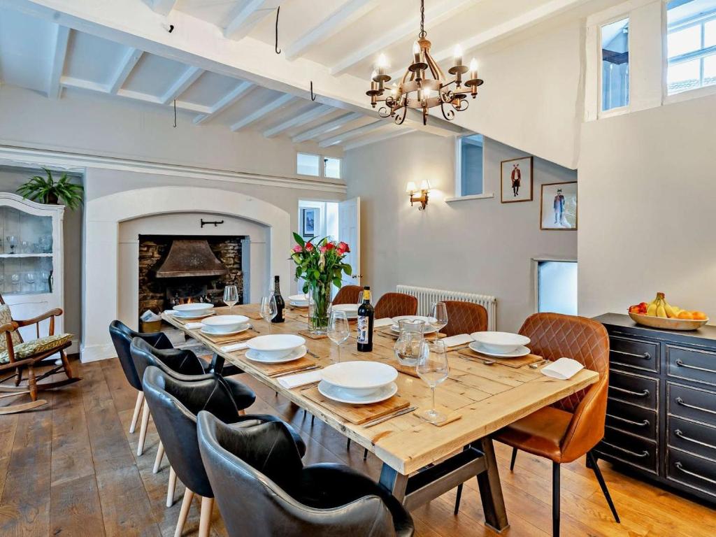 a dining room with a large wooden table and chairs at 4 Bed in Middleham oc-g0189 in Middleham