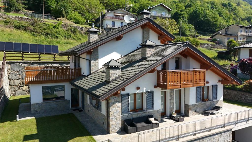 an image of a house with a roof at Ca' Piramidi Casa Vacanze in Postalesio