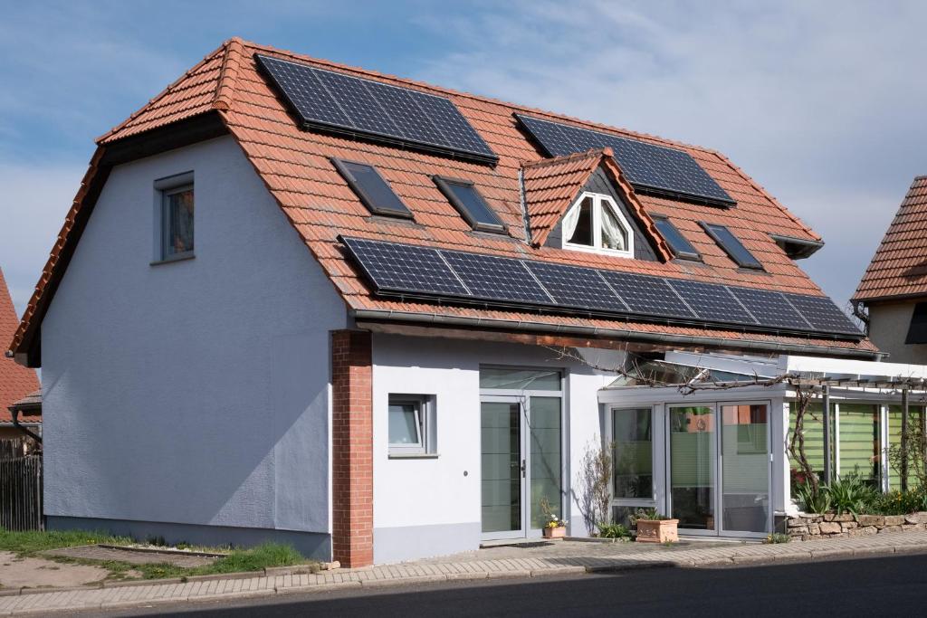 a house with solar panels on the roof at Ferienwohnung Prinke in Niedertrebra