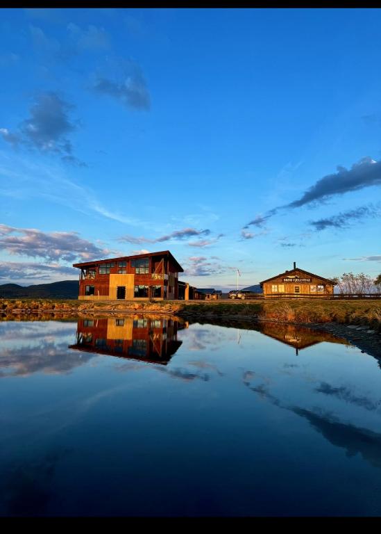 a building sitting on top of a body of water at Brimi Fjellstugu in Fluguhaug
