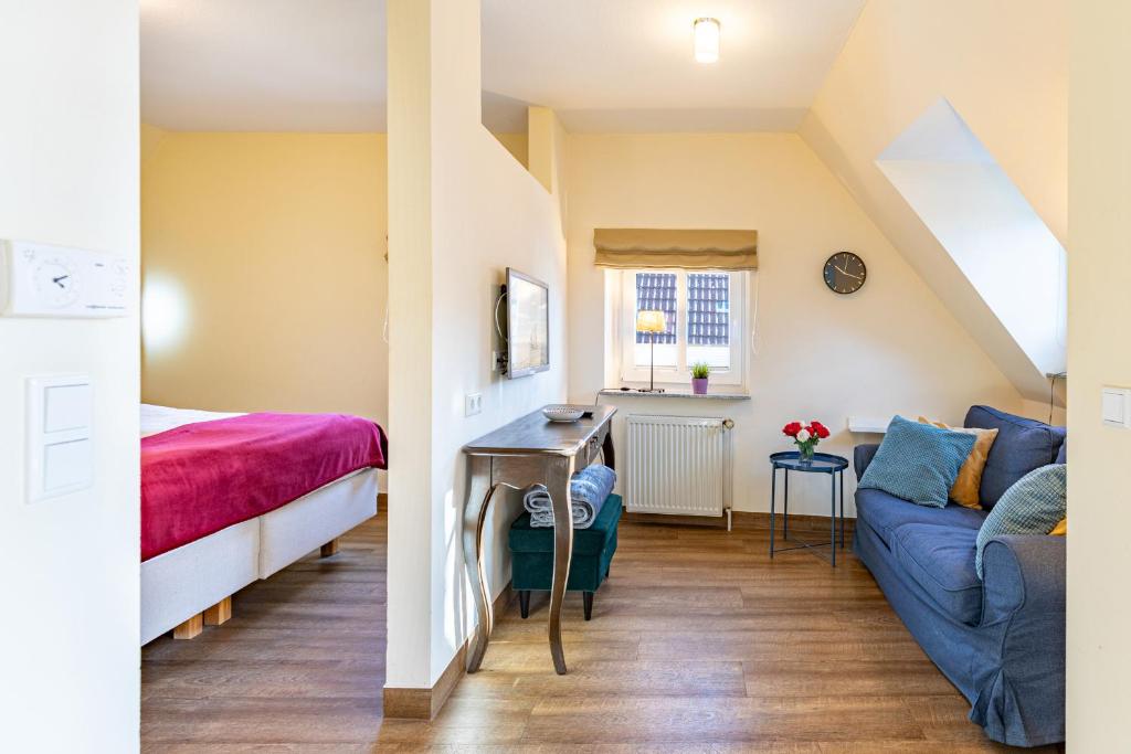 a living room with a bed and a couch at Dat lütte Huus - Wohnung 1 in Husum