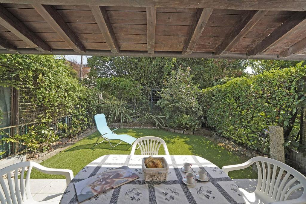 a table and chairs sitting on a patio at Villetta Gro - Gardagate in Sirmione