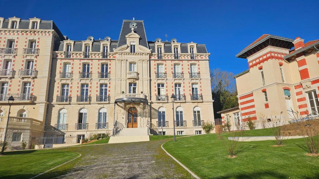 a large building with a tower on top of it at Chambre chez l'habitant Res Belle Epoque Ville d'hiver in Arcachon
