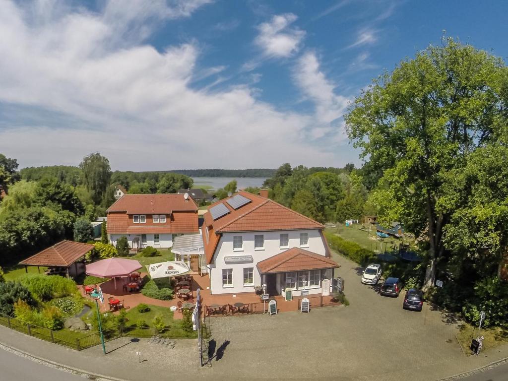 an aerial view of a large house with a driveway at Gasthaus Zur Schleuse Canow in Wustrow