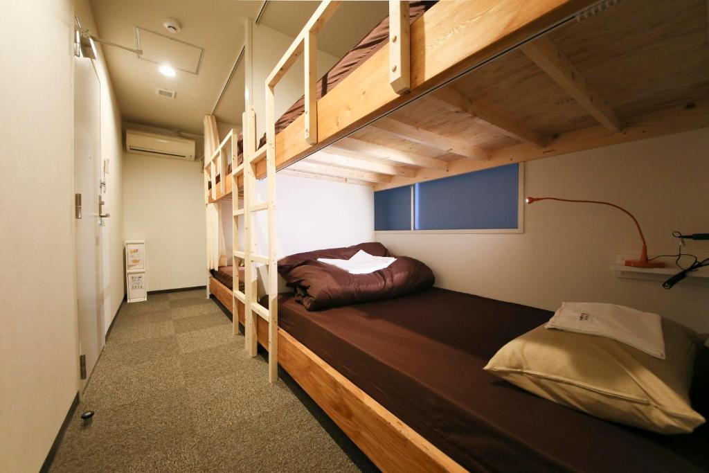 Postel nebo postele na pokoji v ubytování Roots Hostel