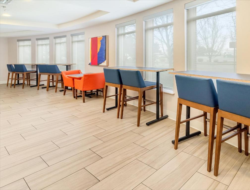 Holiday Inn Express Hotel & Suites Medford-Central Point by IHG photo