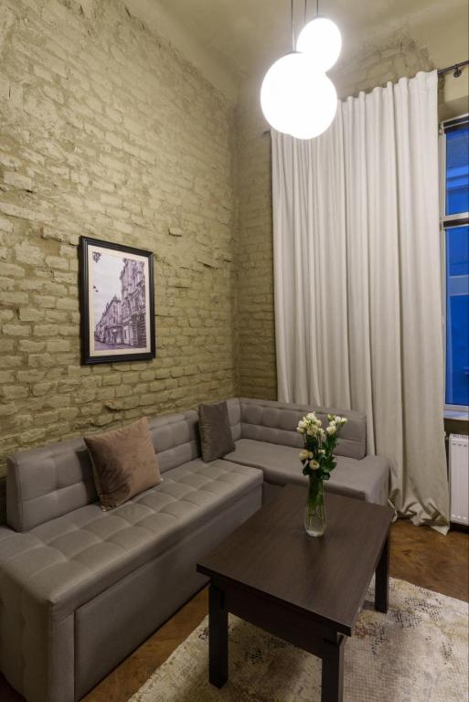 a living room with a couch and a coffee table at Апарат готель під ЗОЛОТИМ КОРАБЛЕМ двохрівнева студія in Chernivtsi