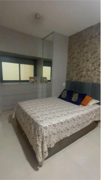 a bedroom with a large bed in a room at Casa Baviera -MOTO GP GOIANIA in Aparecida de Goiânia