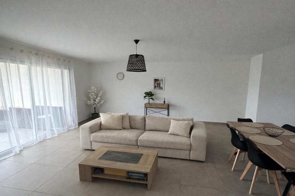 a living room with a couch and a table at Résidence A Traggina in Prunelli-di-Fiumorbo