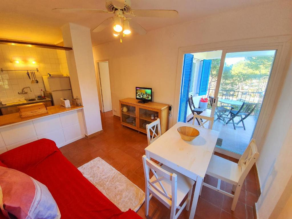 a living room with a couch and a table at APARTAMENTO PALS BEACH-3 in Pals