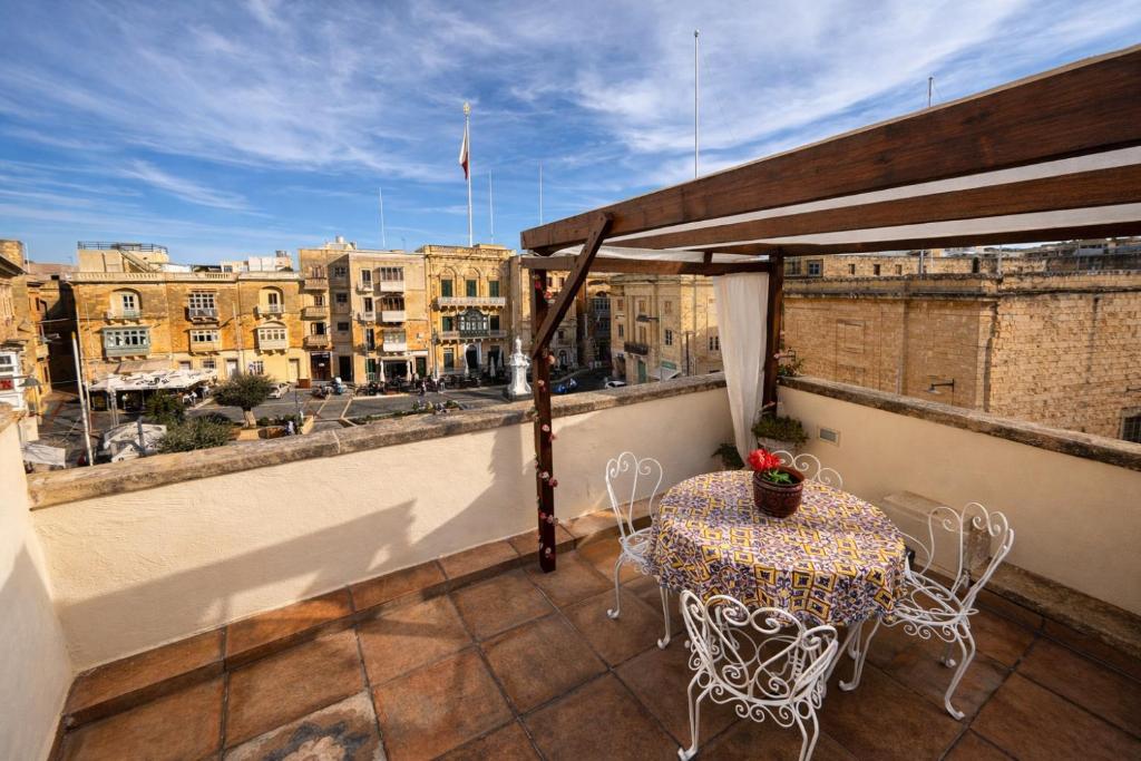 Birgu Square Townhouse, Rooftop & 3 Bathrooms