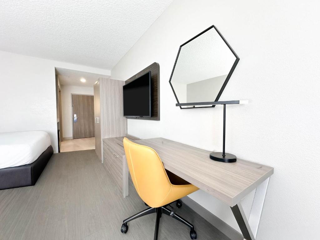 Beach Holiday Inn Express & Suites Clermont SE - West Orlando by IHG - Camera Standard Queen Con Vista Fontana - Vasca Accessibile Per La Comunicazione E La Mobilità